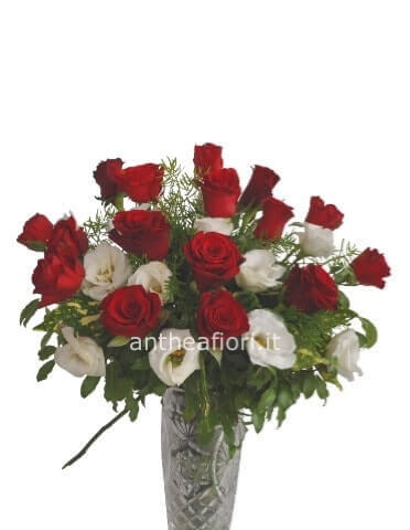 Bouquet di 3 rose rosse e fiori bianchi